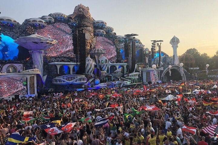 À l'Alpe d'Huez, un festival transforme la montagne en Disneyland