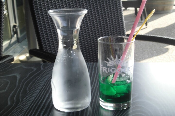 Sirop à la menthe : un colorant potentiellement dangereux pointé par Yuka