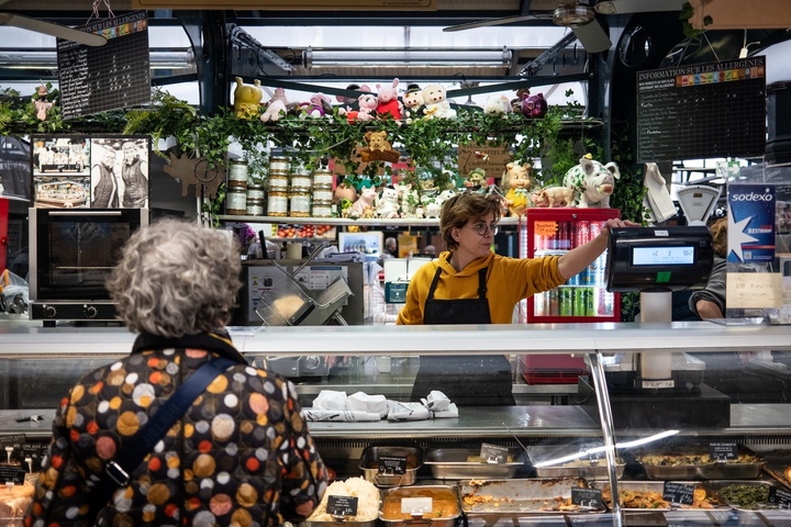Réduction des déchets : à Paris, un marché expérimente la consigne