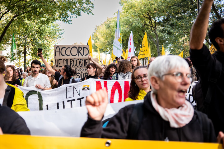 Mercosur : des centaines de paysans manifestent contre une «<small class="fine d-inline"> </small>agriculture bradée<small class="fine d-inline"> </small>»