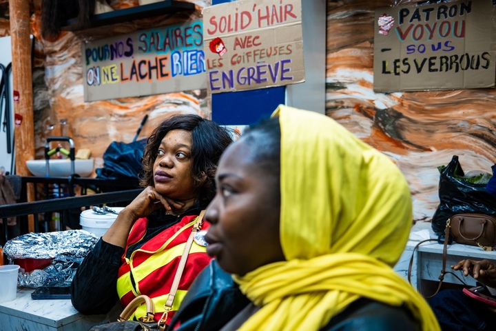 «<small class="fine d-inline"> </small>On utilisait des produits défrisants, des poudres décolorantes sans protection<small class="fine d-inline"> </small>» : des coiffeuses sans-papiers en grève occupent leur salon