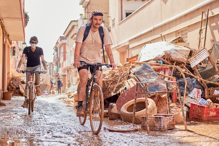 En Espagne, l'entraide à vélo après les inondations