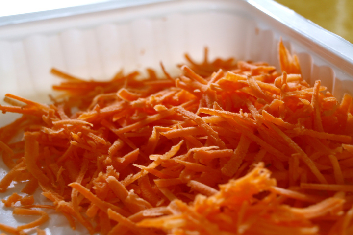 Aliments ultratransformés : jusqu'à douze ingrédients dans... des carottes râpées