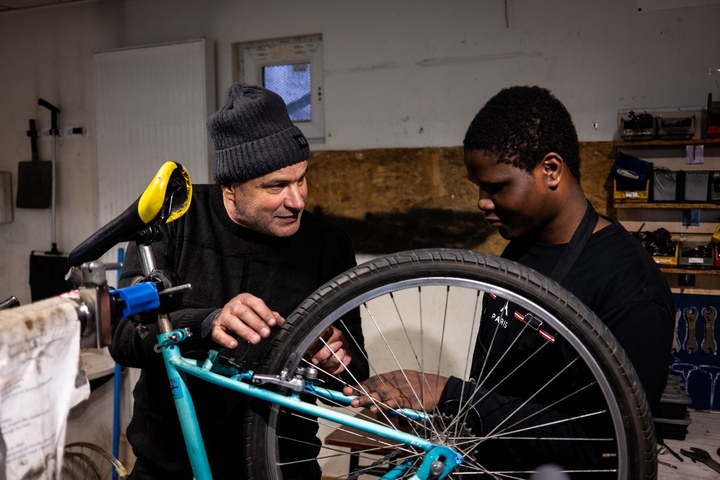 «<small class="fine d-inline"> </small>On est en mode survie<small class="fine d-inline"> </small>» : les ateliers vélo solidaires fragilisés par la baisse des subventions