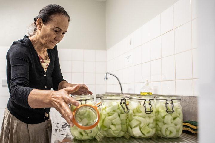Dans ce village, on transforme les légumes bio en conserves gratuites