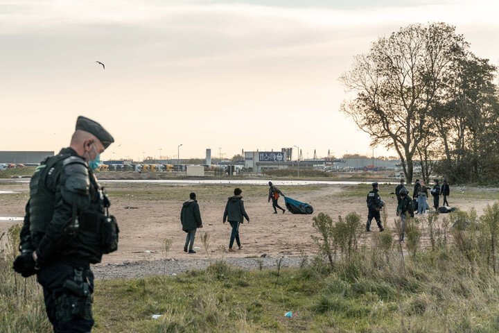 Menaces, agressions... À Calais, la montée du <span class="caps">RN</span> libère les violences contre les exilés