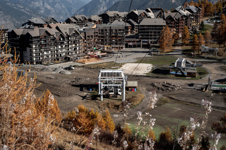 Dans les Alpes, des hôtels de luxe risquent d'amputer une forêt