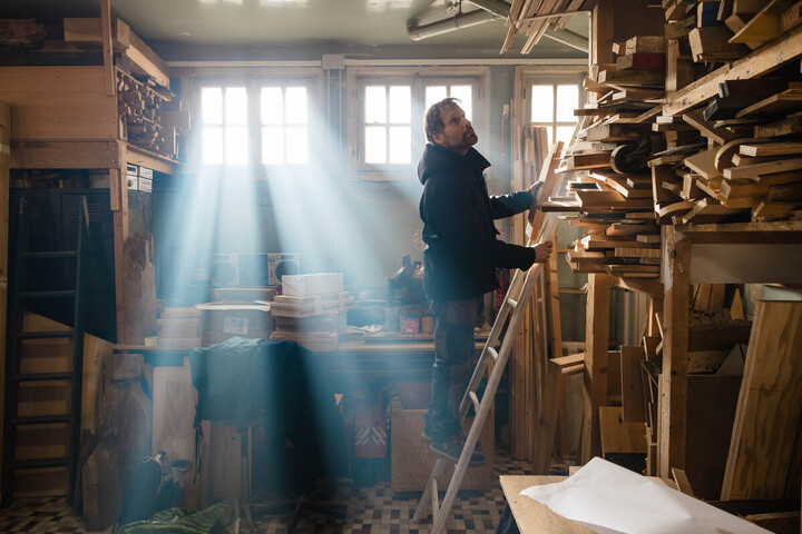 À Paris, ce charpentier initie à l'artisanat du bois (façon low-tech)