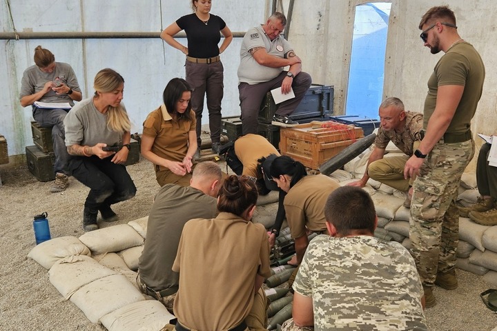 De baristas à démineuses : ces héroïnes qui libèrent l'Ukraine des mines