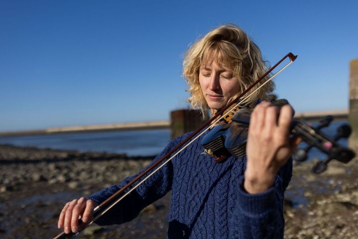 Cette musicienne accorde son violon aux chants des baleines