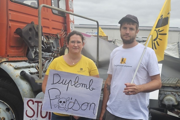 Contre la loi Duplomb, paysans et militants bloquent une usine de pesticides