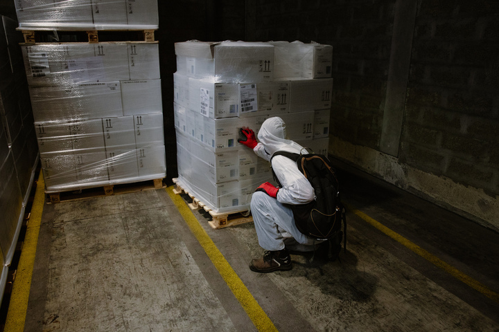 «<small class="fine d-inline"> </small>L'État ne nous donne pas le choix<small class="fine d-inline"> </small>» : ils s'infiltrent dans une usine à la recherche de pesticides interdits