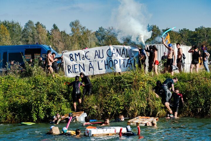 Les Soulèvements de la Terre se jettent à l'eau contre le «<small class="fine d-inline"> </small>mégacanal<small class="fine d-inline"> </small>» Seine-Nord
