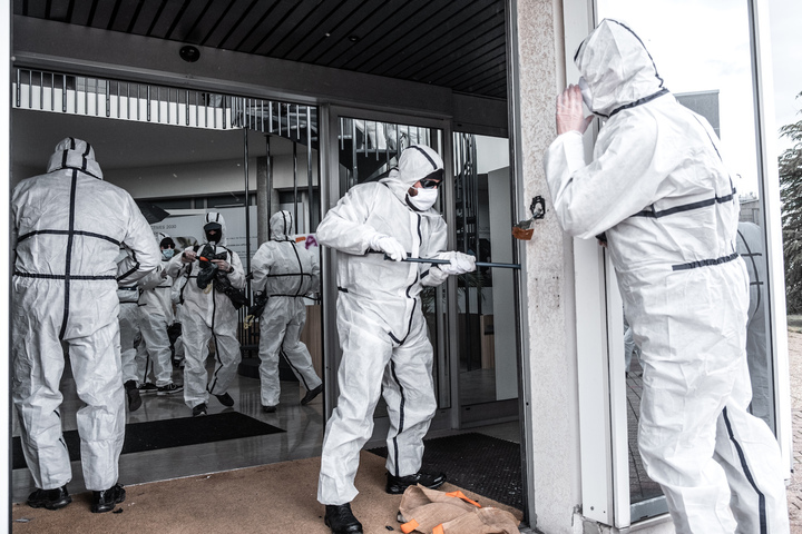 «<small class="fine d-inline"> </small>Polluants éternels<small class="fine d-inline"> </small>» : plus de 300 activistes ont envahi une usine d'Arkema