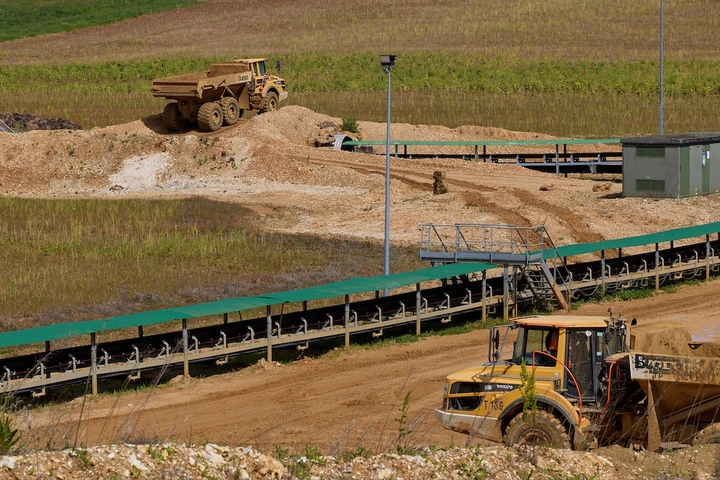 Pour extraire son sable, Lafarge dévore les méandres de la Seine