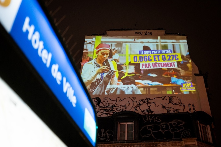 Ouvrières du textile exploitées : des associations affichent leurs témoignages dans le centre de Paris