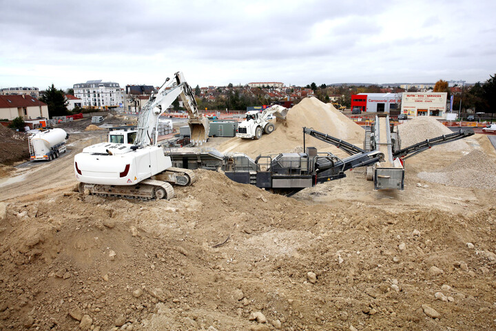 26<small class="fine d-inline"> </small>% des sols bétonnés par la France l'ont été pour construire des routes, parkings...