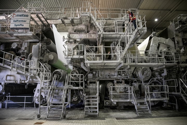 Abandonnée par l'État, la dernière usine de papier journal 100% recyclé est en sursis 