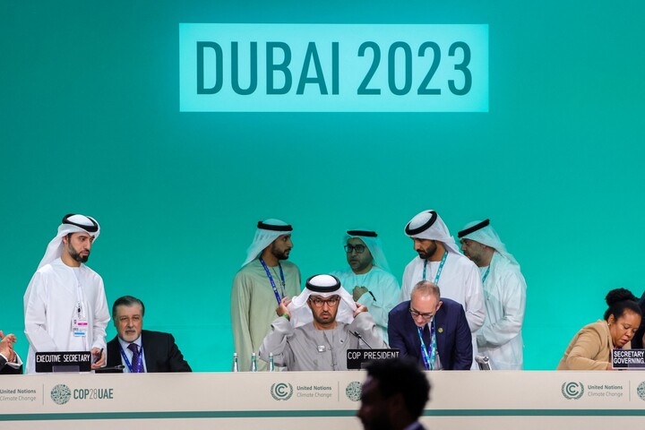 La <span class="caps">COP28</span> d'accord pour en finir avec les fossiles - mais pas trop vite