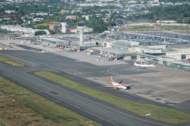 Subventions, jets privés, cadeaux aux compagnies : comment les petits aéroports survivent