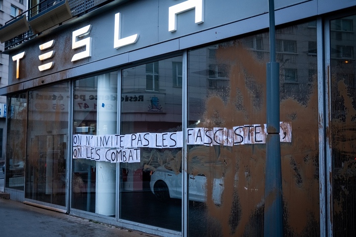 «<small class="fine d-inline"> </small>Musk est un fasciste notoire<small class="fine d-inline"> </small>» : le siège de Tesla repeint en «<small class="fine d-inline"> </small>brun nazi<small class="fine d-inline"> </small>» à Paris