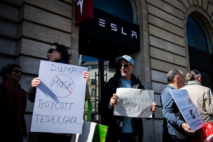 À Paris, un rassemblement anti-Tesla pour dénoncer les idées fascistes d'Elon Musk