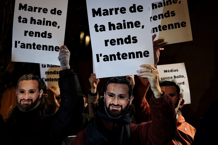 Fin de C8 : des écologistes organisent un «<small class="fine d-inline"> </small>pot de départ<small class="fine d-inline"> </small>» pour Hanouna et Bolloré