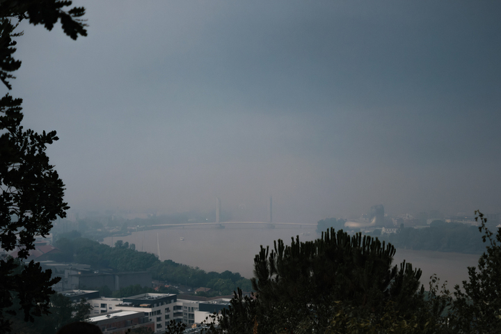 Fumées, cendres et sidération : Bordeaux suffoque sous l'incendie de Gironde