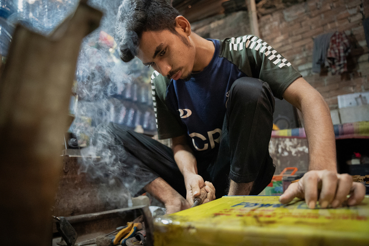 Au Bangladesh, l'intoxication silencieuse des réparateurs de batteries de voiture