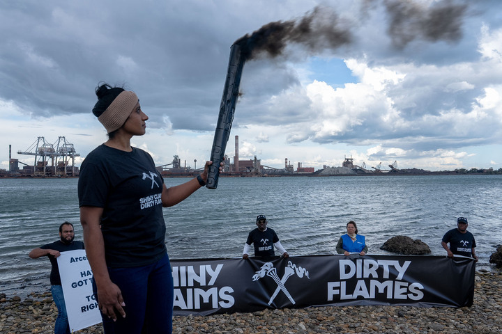  La flamme olympique débarque à Marseille sous les critiques de collectifs militants