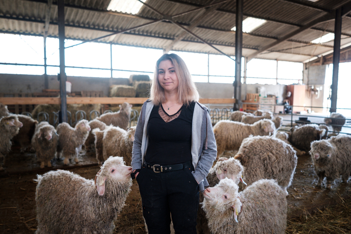 À 22 ans, elle a repris la ferme de son père... à sa façon