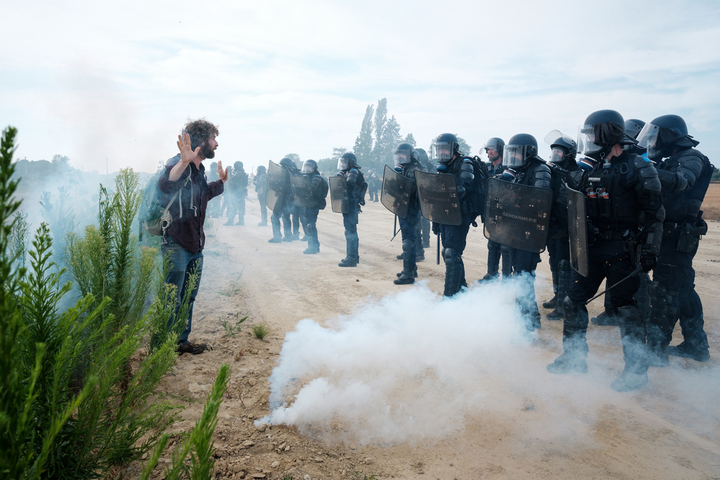 Un «<small class="fine d-inline"> </small>déluge de grenades<small class="fine d-inline"> </small>» : un rapport accable la répression des militants anti-A69