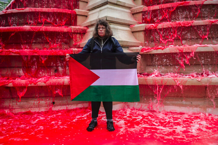 Gaza : du faux sang déversé à Paris pour appeler la France à agir