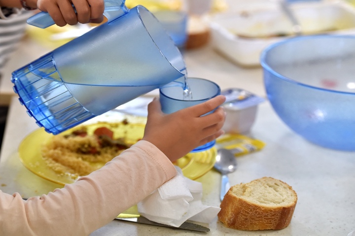 Le gouvernement rétropédale sur l'interdiction de la vaisselle en plastique dans les cantines
