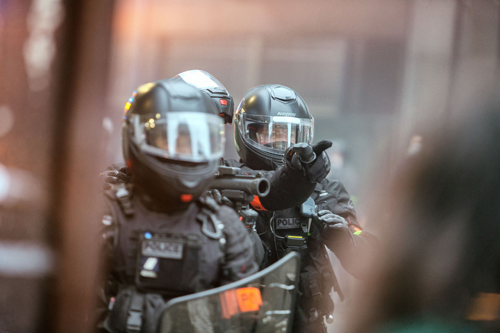 Un «<small class="fine d-inline"> </small>permis de tuer<small class="fine d-inline"> </small>» : le gouvernement veut encore faciliter les tirs des policiers