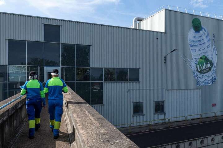 Volvic accusé d'assécher les rivières pour remplir ses bouteilles