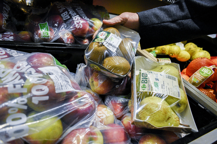 Malgré la flambée du pétrole, le plastique reste omniprésent sur les fruits et légumes