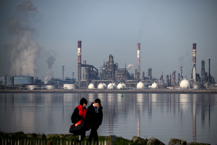 «<small class="fine d-inline"> </small>On avait tout<small class="fine d-inline"> </small>» : après des décennies d'idylle, une raffinerie Total laisse une ville polluée