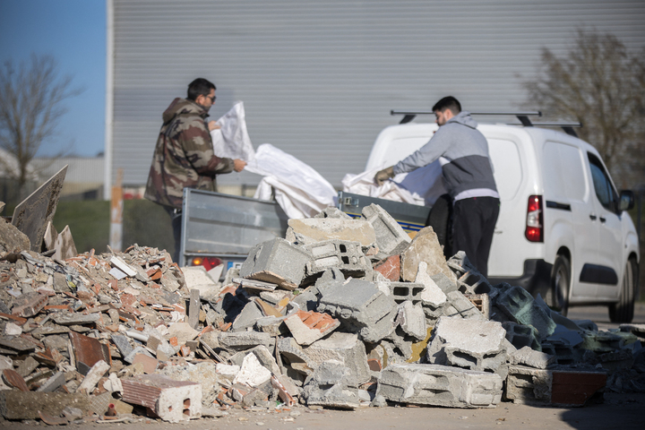 Déchets du bâtiment : la fin de la reprise gratuite fait craindre une explosion des dépôts sauvages