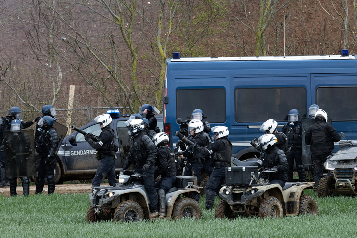 «<small class="fine d-inline"> </small>Pour l'État, la limite, c'est la mort<small class="fine d-inline"> </small>» : à Sainte-Soline, ces armes qui mutilent et peuvent tuer