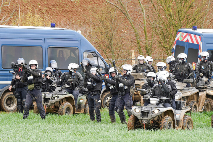 53<small class="fine d-inline"> </small>% des Français désapprouvent la violence des forces de l'ordre à Sainte-Soline