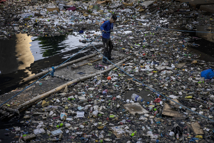 Le business des emballages plastique étouffe les Philippines