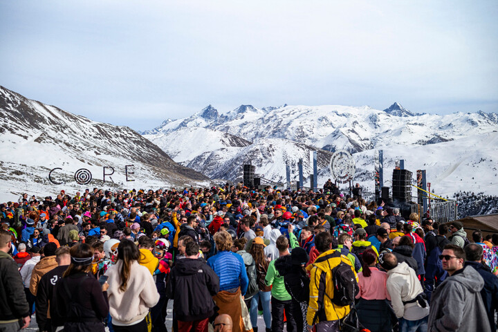 22 000 personnes en pleine montagne : le festival Tomorrowland Winter est-il légal<small class="fine d-inline"> </small>?