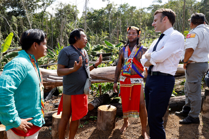 En Guyane, Macron esquive les revendications des peuples amérindiens