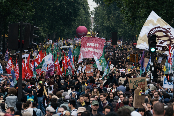 «<small class="fine d-inline"> </small>Coup de force<small class="fine d-inline"> </small>» de Macron : les jeunes appellent à manifester partout en France