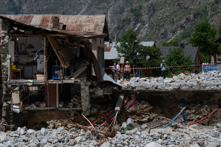 Villages engloutis : faut-il reconstruire malgré le risque climatique<small class="fine d-inline"> </small>?