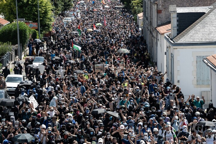 Fanfare, blocage, et baignade : La Rochelle haut-lieu de la lutte antibassines