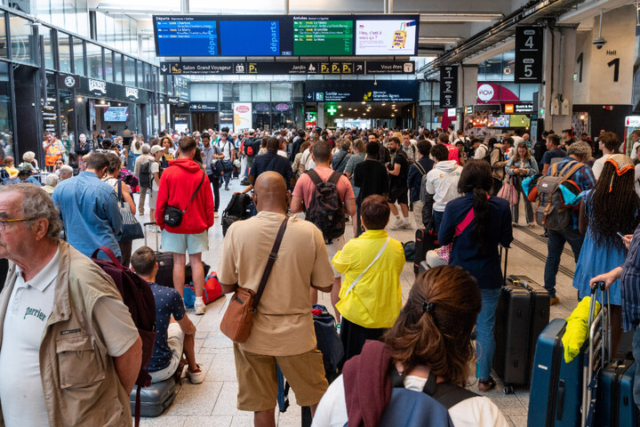 Une «<small class="fine d-inline"> </small>délégation inattendue<small class="fine d-inline"> </small>» revendique le sabotage de lignes <span class="caps">TGV</span>