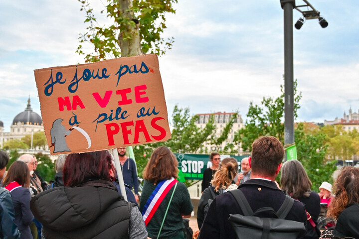 <span class="caps">PFAS</span> : trois collectifs poursuivent l'État en justice