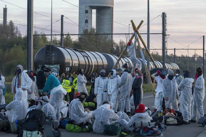 En Belgique, un millier d'activistes ont bloqué plusieurs sites de TotalEnergies